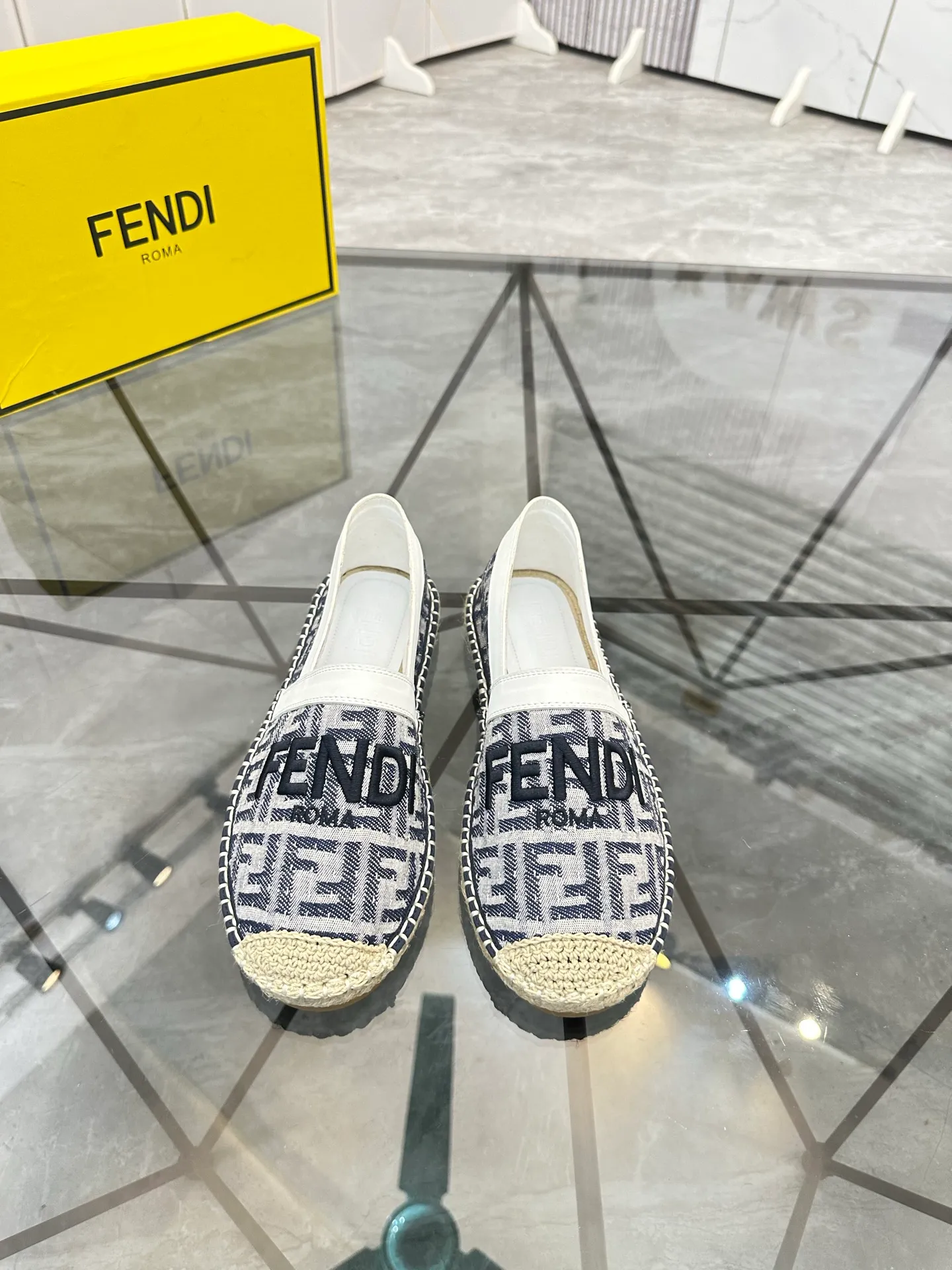 Selling men's shoes 💰: 💰P420¥ Product trademark: Fendi* "Fendi*" low-top fisherman's shoes Regular size: 38-44 (can be customized to 37.45) Product materials: upper imported cowhide stitched with original fabric, sheepskin lining, original outsole. Number: 1023